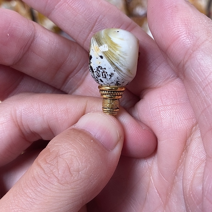 巡***河裸石琥珀未镶嵌我