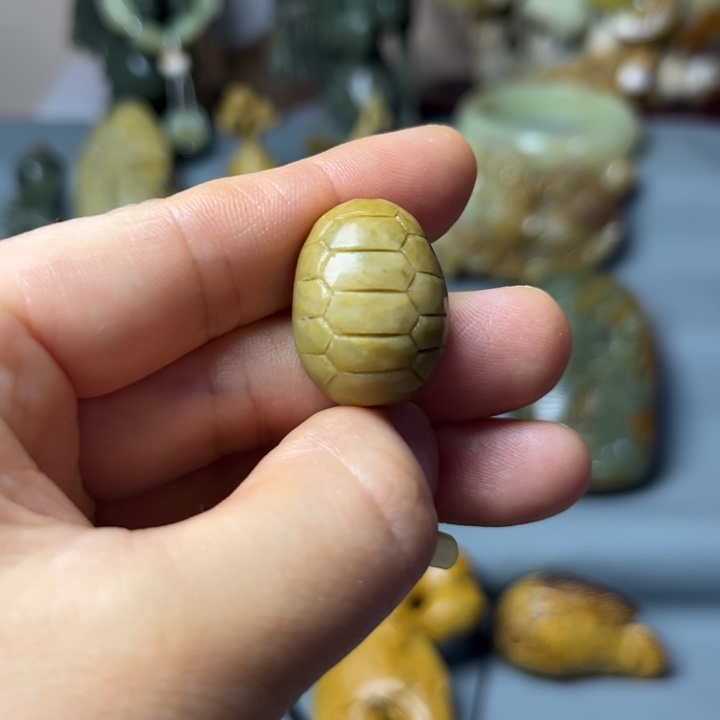 未镶嵌岫岩河磨玉（透闪石质玉）挂件