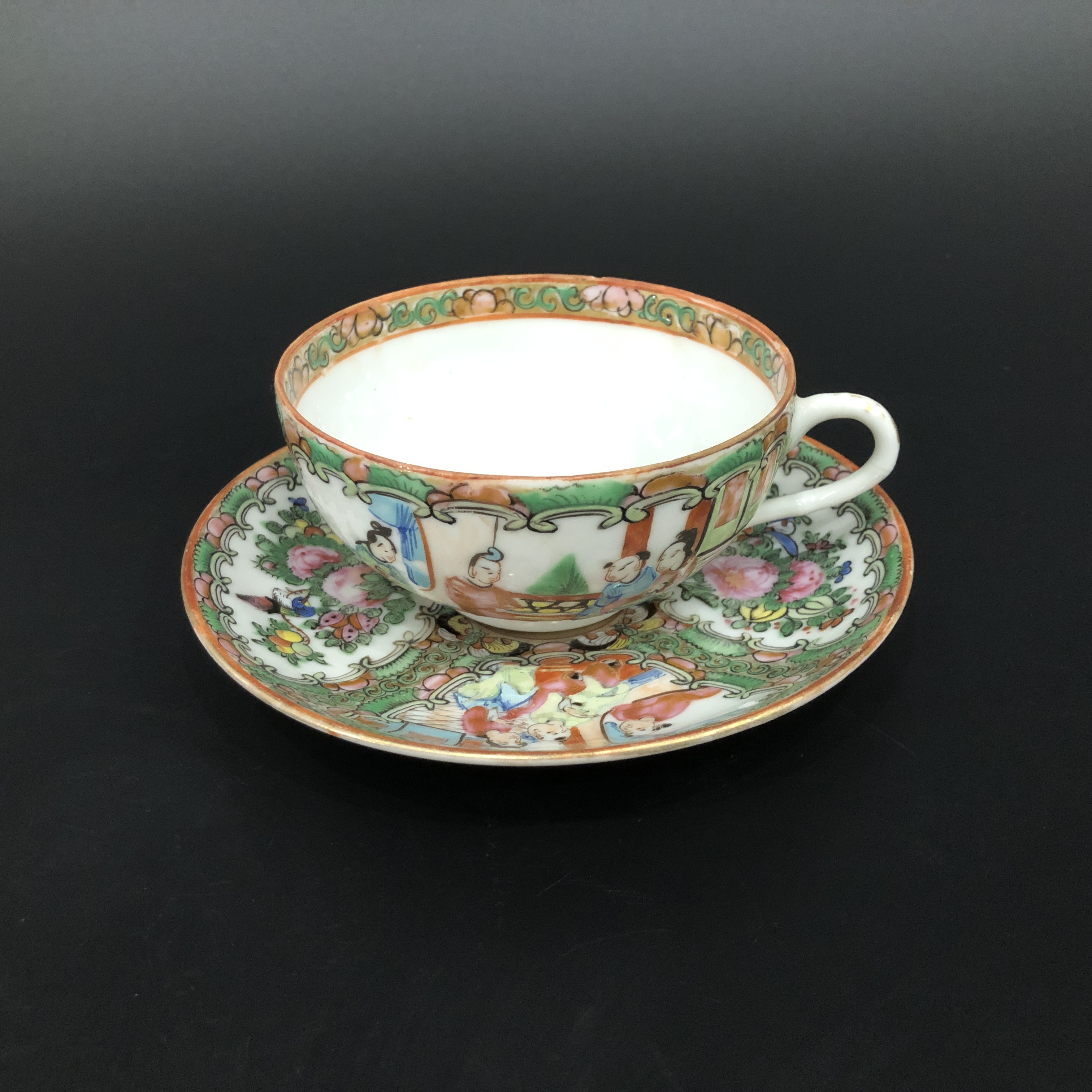 25120019 清晚期广彩开窗人物花鸟纹杯碟 碟直径14.2cm杯高5cm