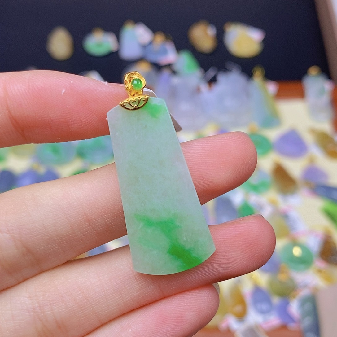 翡翠颈饰18K金镶嵌翡翠