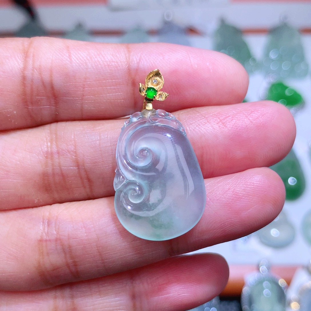 翡翠18K金镶嵌颈饰