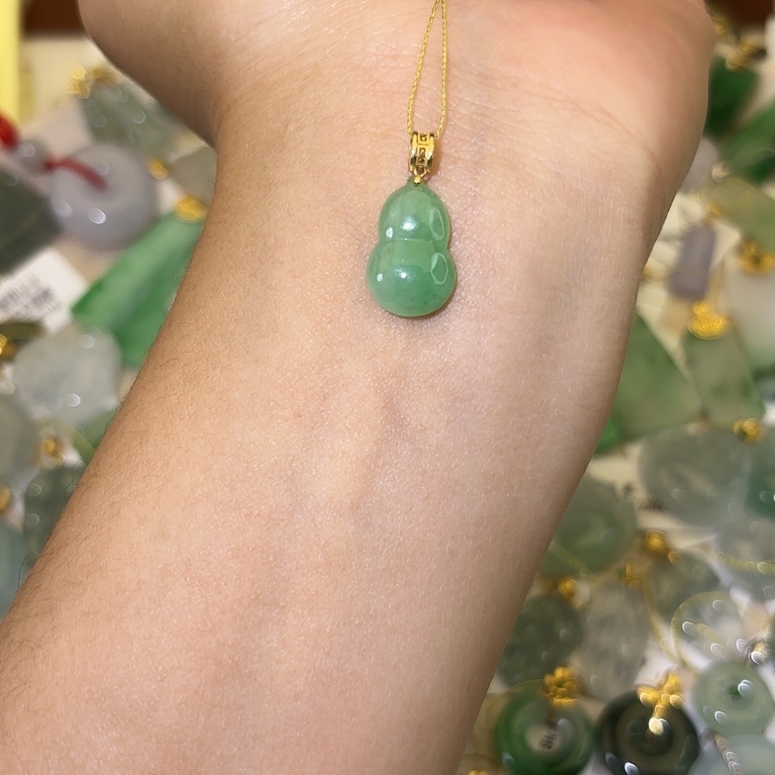 翡翠18K金镶嵌颈饰葫芦
