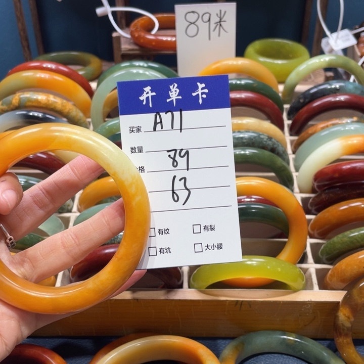 蛇纹石玉手镯未镶嵌淡**笑