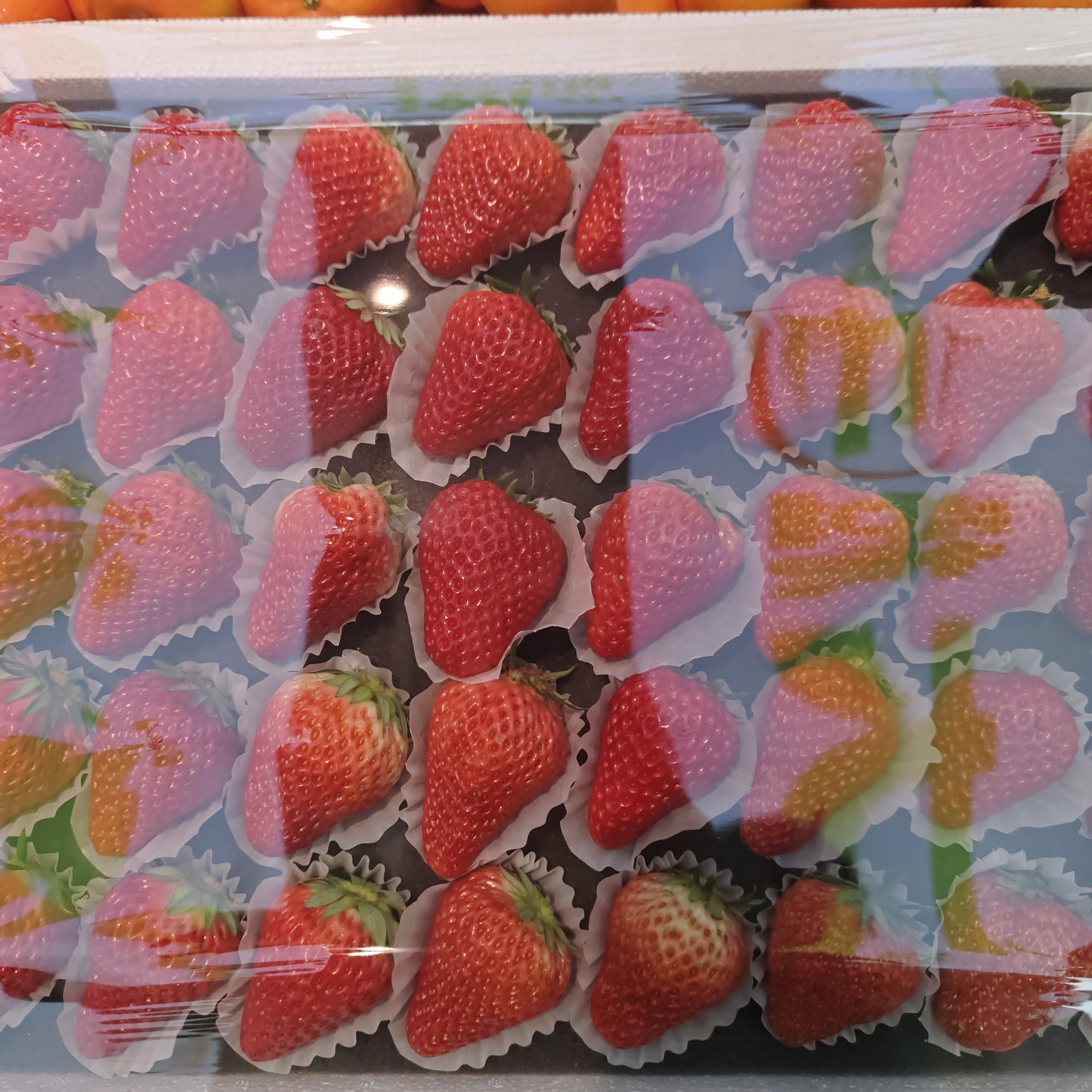 丹东久久草莓一板毛重3.7斤左右（装到小盒子里）