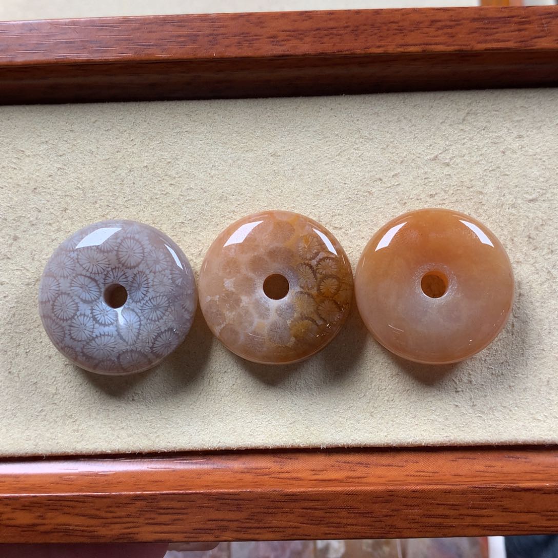 硅化珊瑚（珊瑚玉）平安扣60漏30/个，可挑。未镶嵌