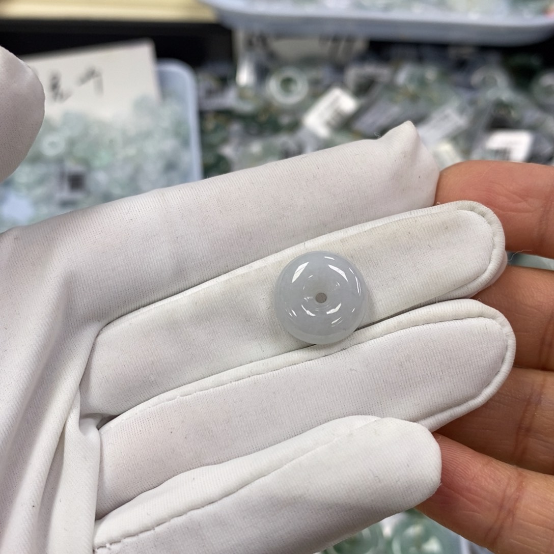 翡翠未镶嵌颈饰平安扣