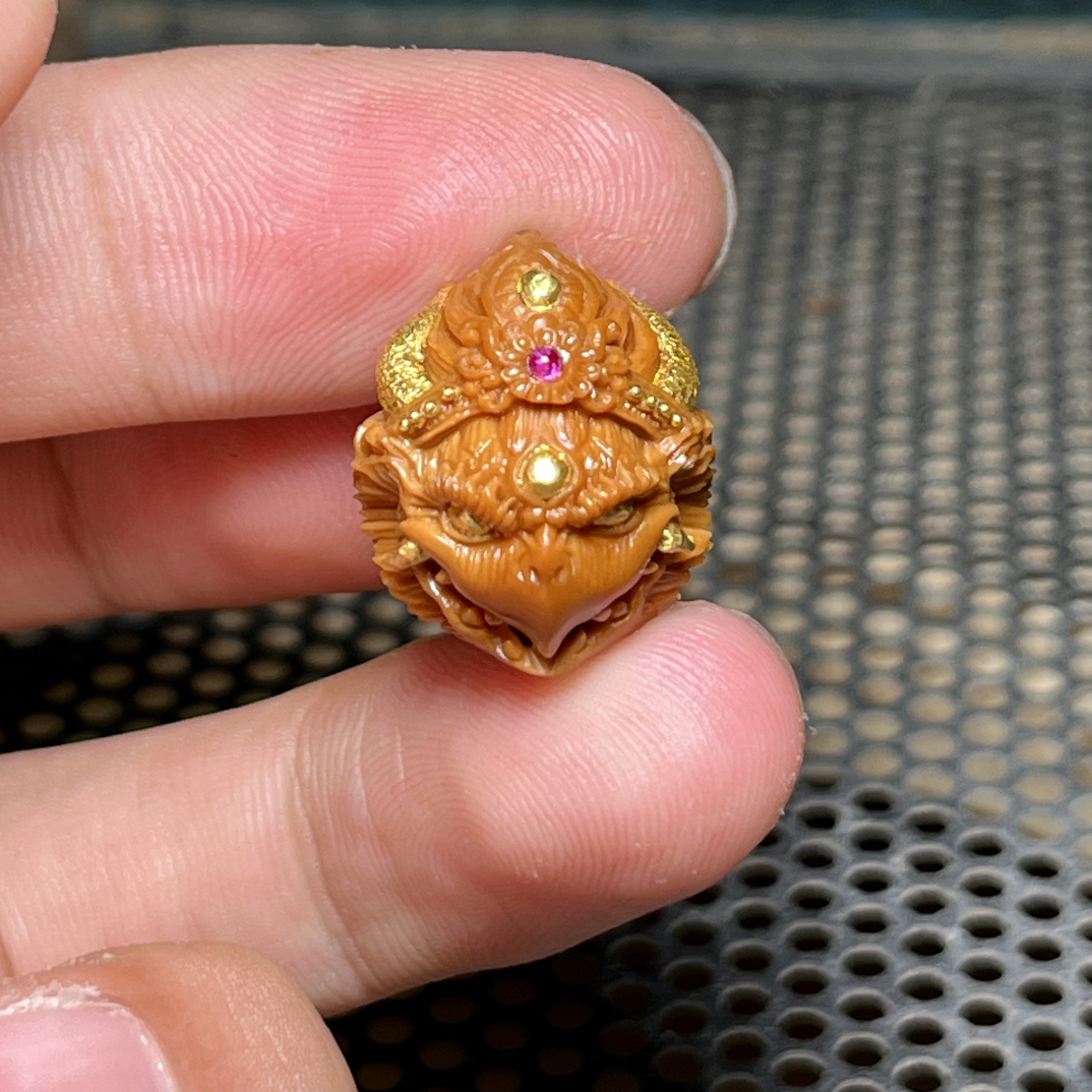 橄榄核雕刻金翅大鹏鸟 镶嵌款1.6尺寸