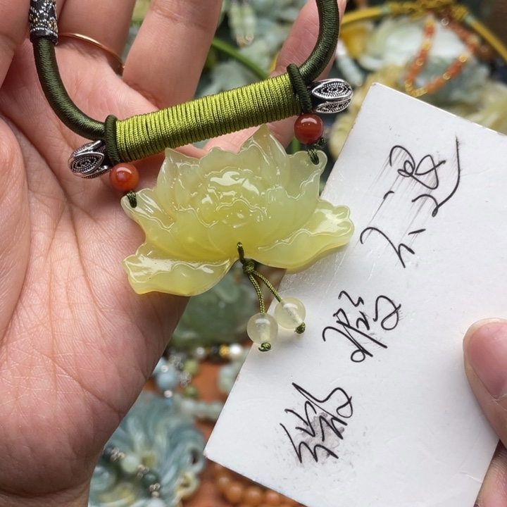 蛇纹石玉吊坠合金