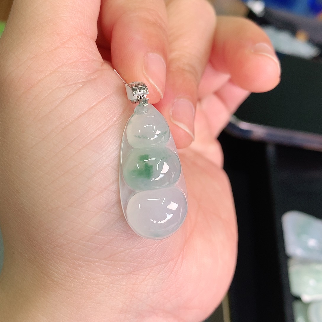 翡翠颈饰18K金镶嵌冰胶飘绿豆子