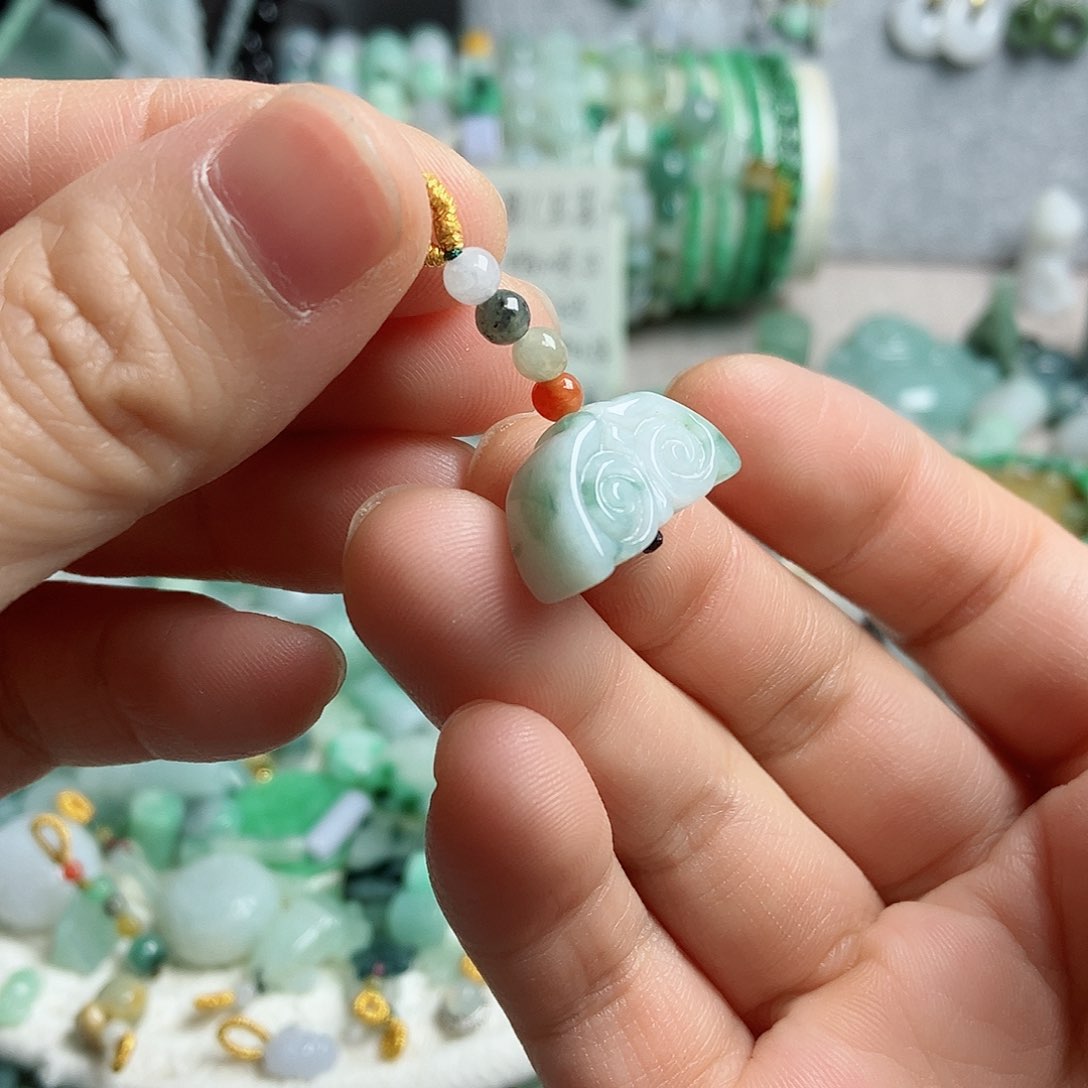 翡翠颈饰未镶嵌如意滴流