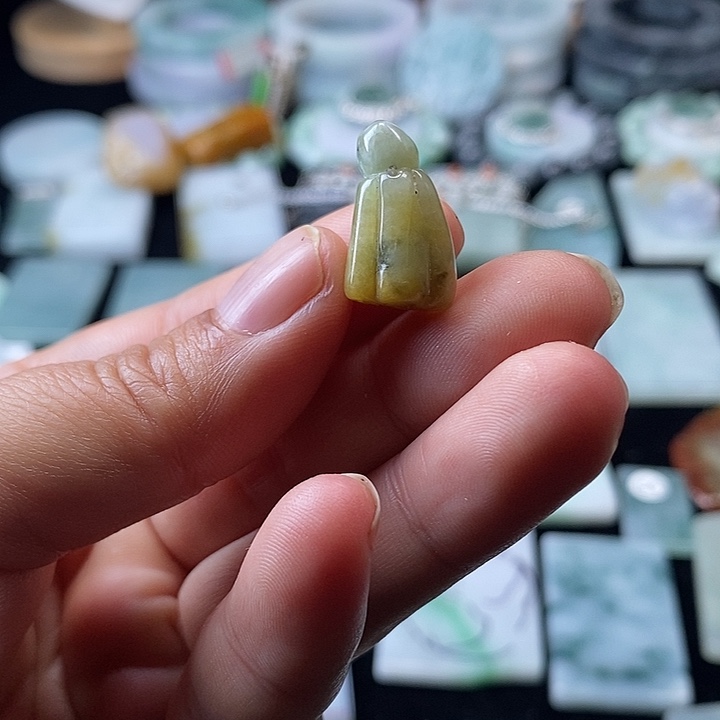 翡翠挂件未镶嵌翡翠的