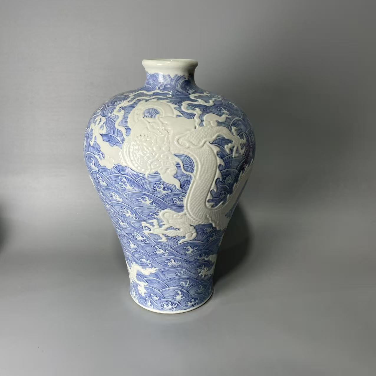青花留白浮雕海水龙纹梅瓶
