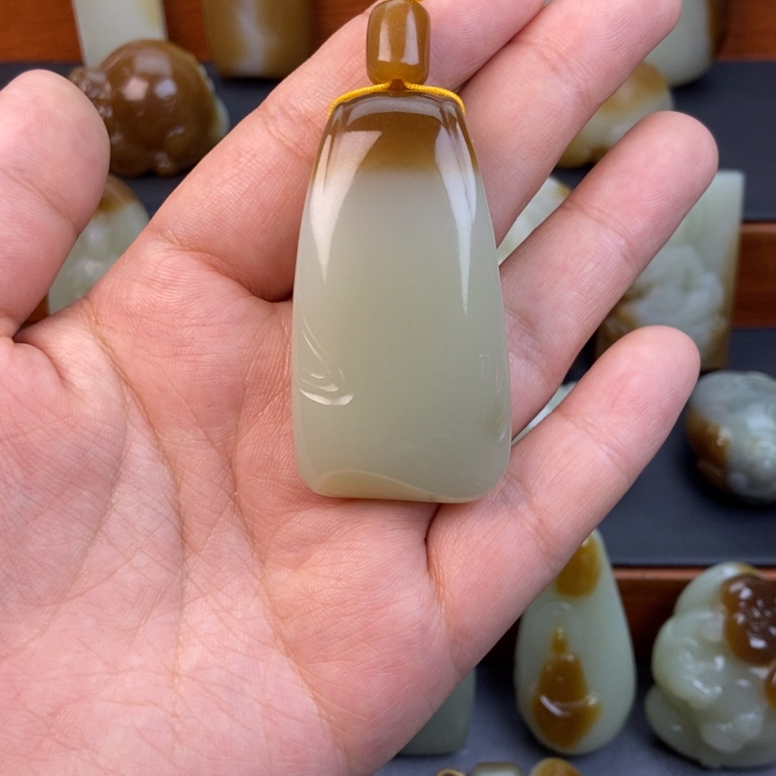 和田玉（糖玉）未镶嵌颈饰生**凡