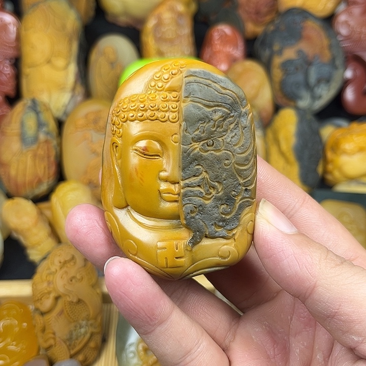 全***步石英质玉未镶嵌颈饰