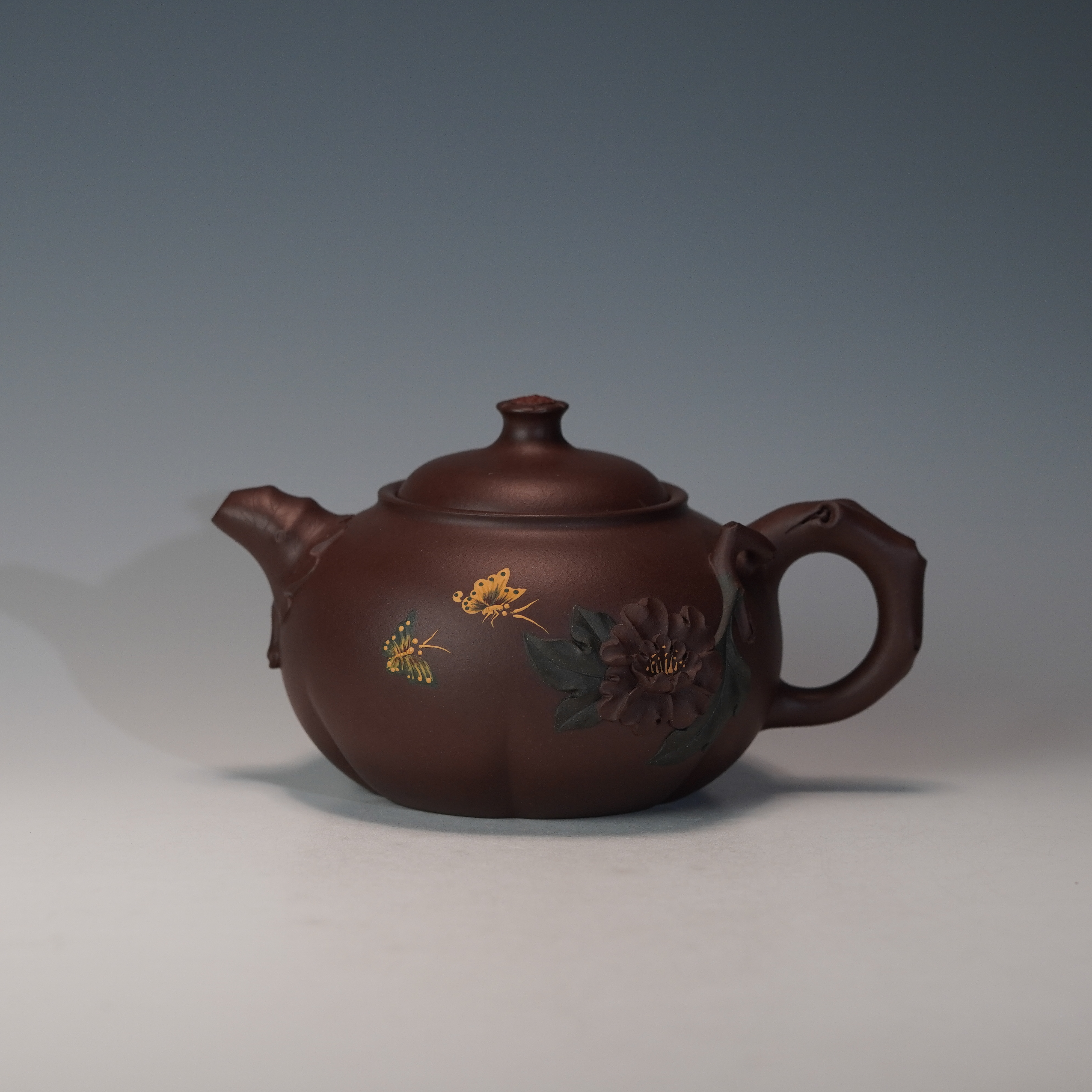 lot.20423 范乃芝 紫泥国色天香壶 400cc