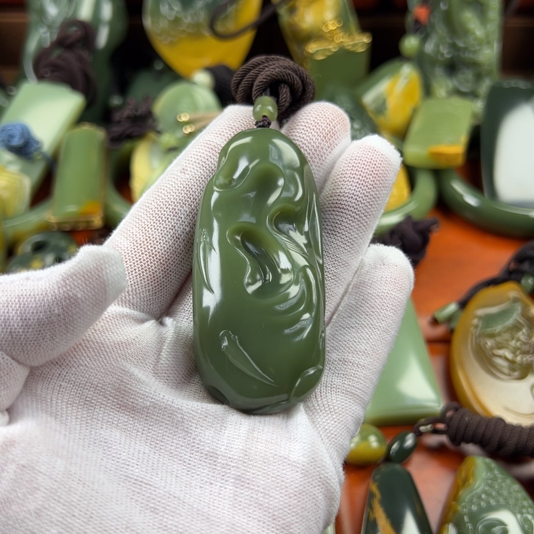 岫岩老玉（透闪石质玉）未镶嵌颈饰坠**底