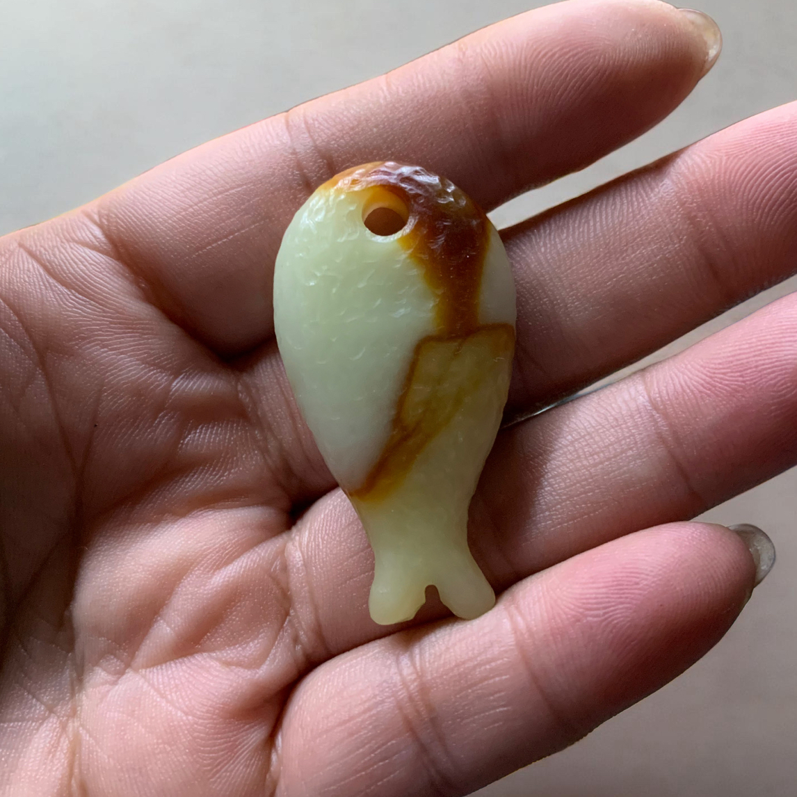 天然岫玉手工锤纹花玉精雕小鱼挂件寓意生活富足有余