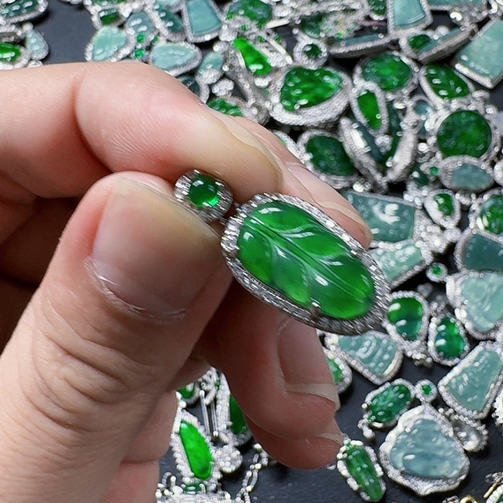 翡翠颈饰未镶嵌天然A货翡翠放漏