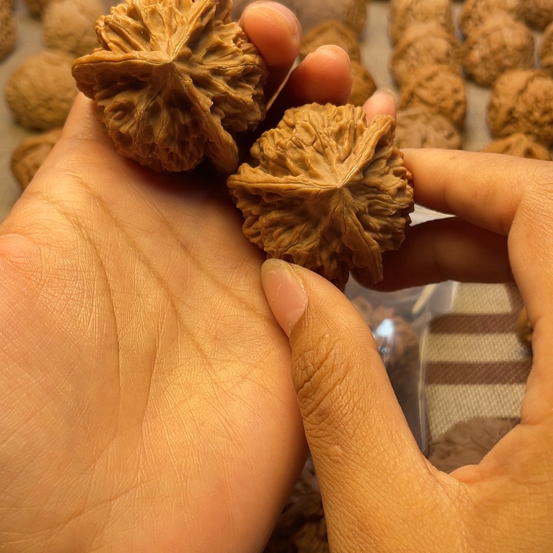 好***人文玩核桃吊坠帝王三棱