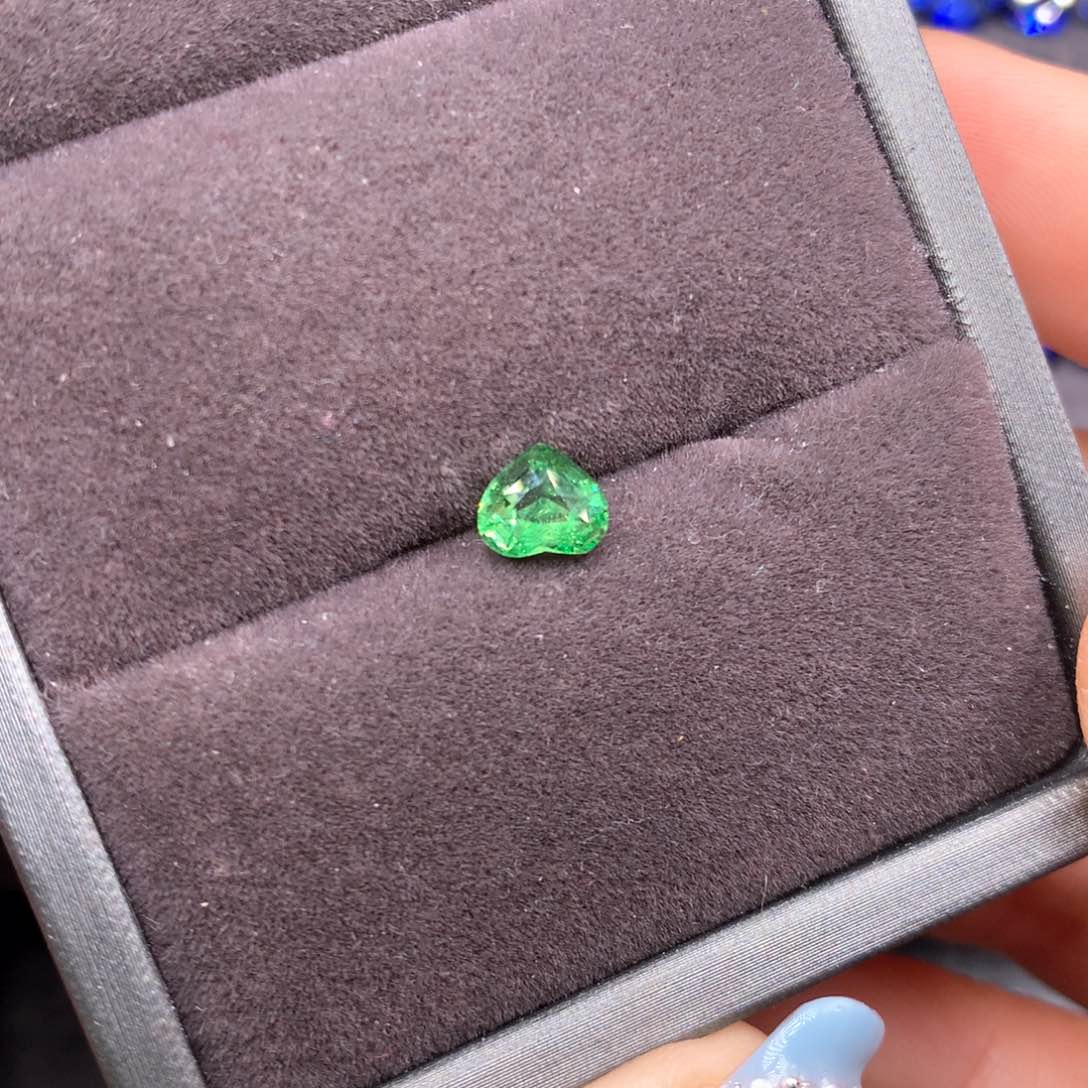 石榴石（沙弗莱）1.04克拉未镶嵌