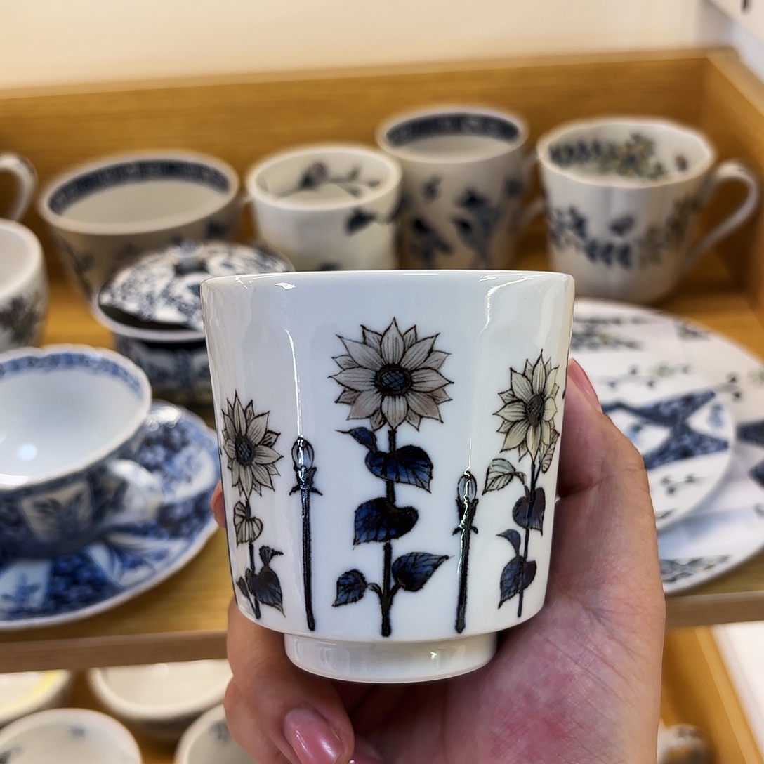 瓷九谷理节。  手握杯