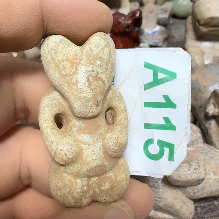 蛇纹石玉颈饰未镶嵌