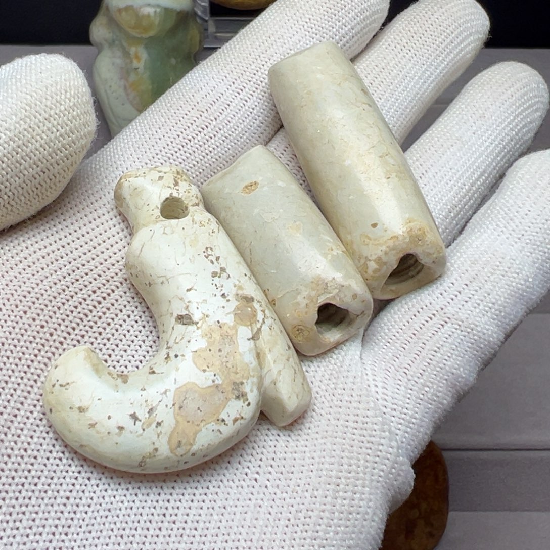 逹***子玉桌面风水型玉蚕摆件