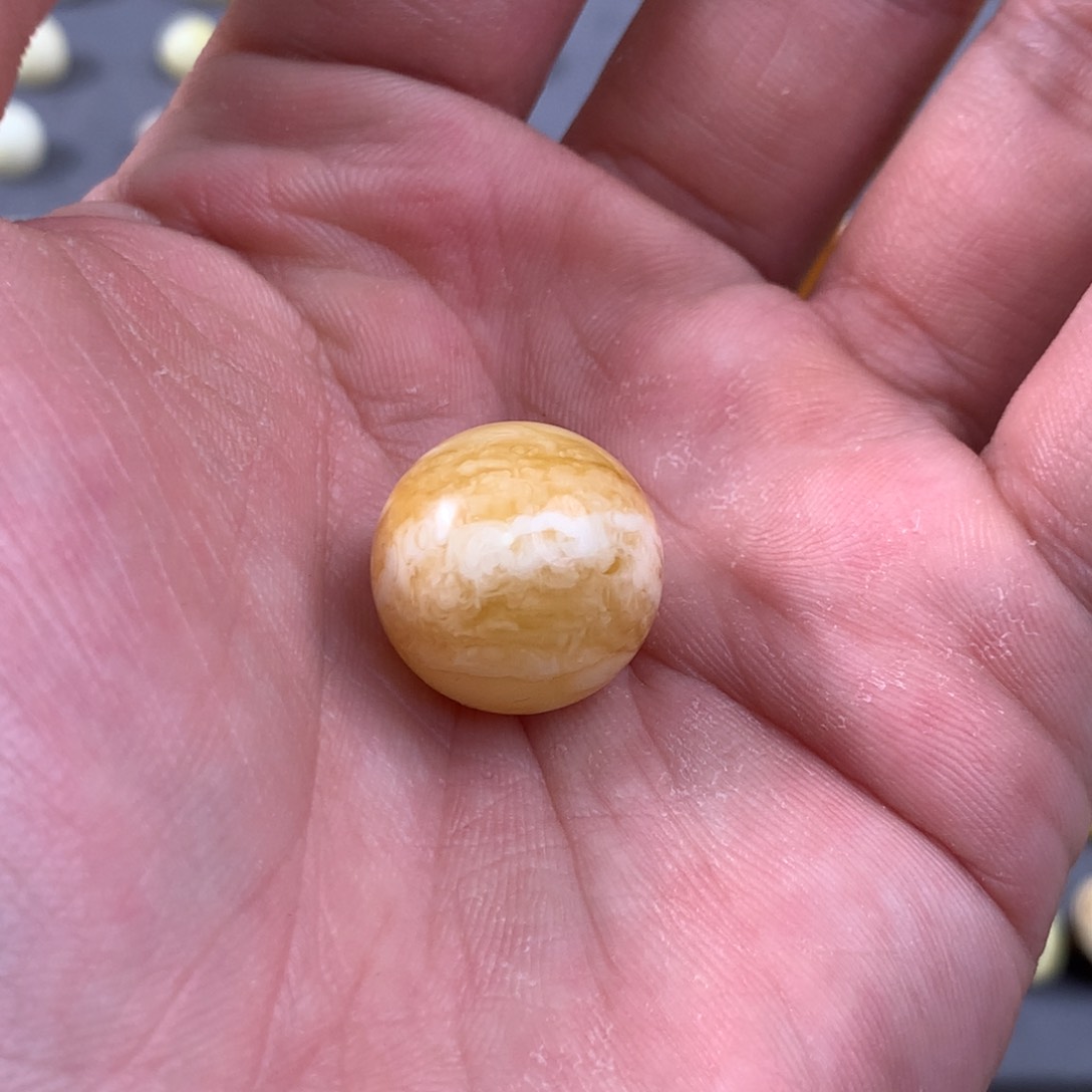 琥珀裸石未镶嵌圆珠