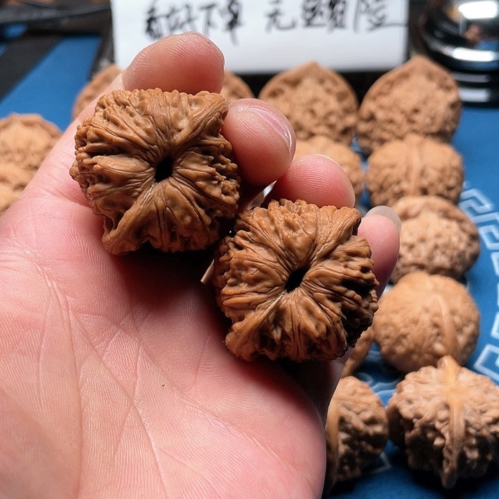 文玩核桃吊坠酉**?绣球
