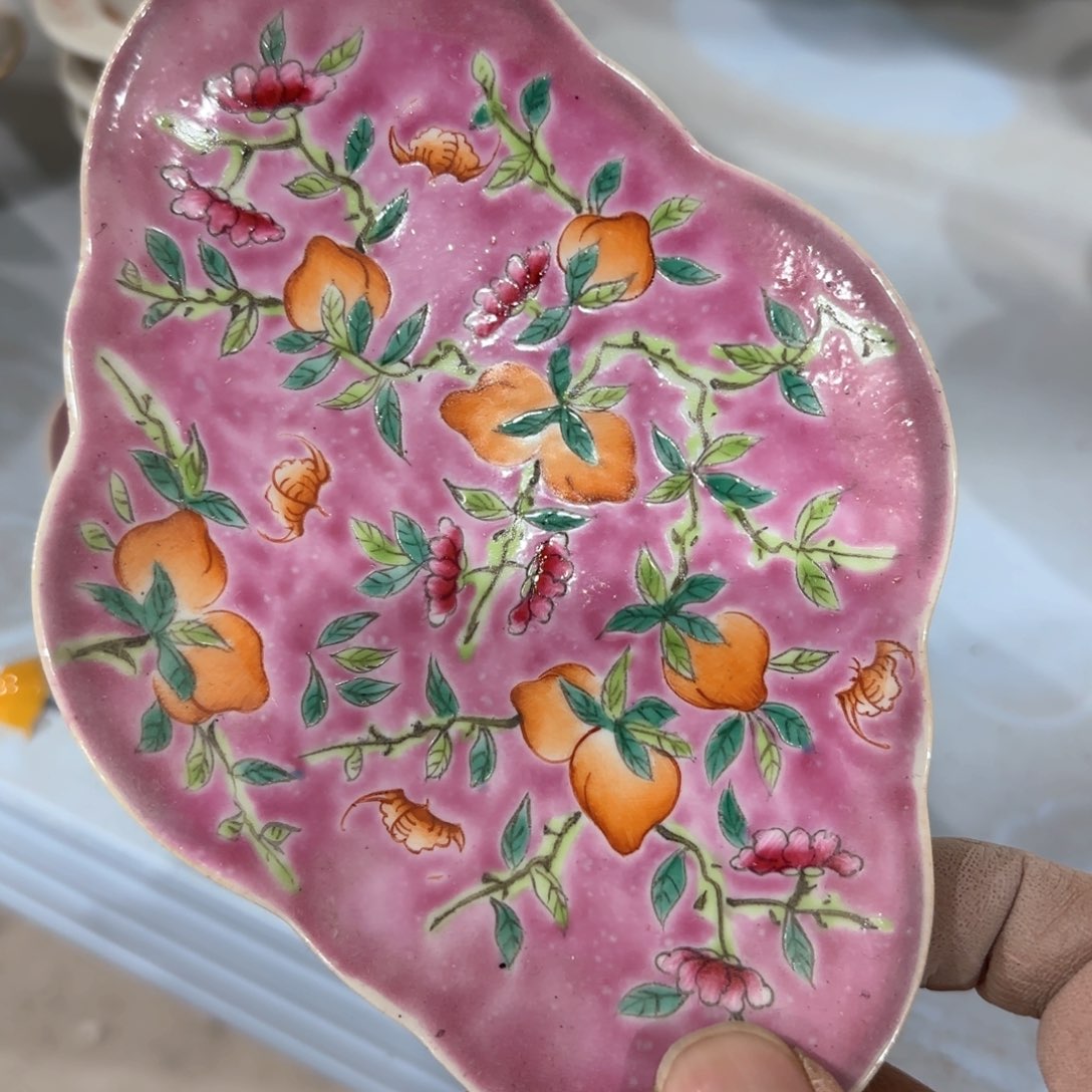 瓷片瓷器上还写满红花绿
