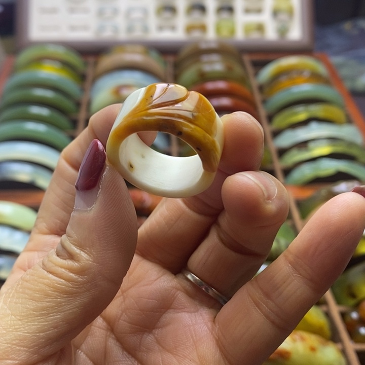 蛇纹石玉手镯未镶嵌好*