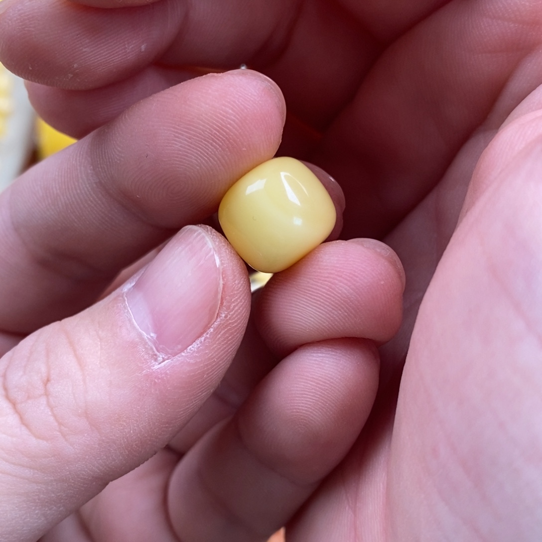 新***城蜜蜡未镶嵌裸石配饰