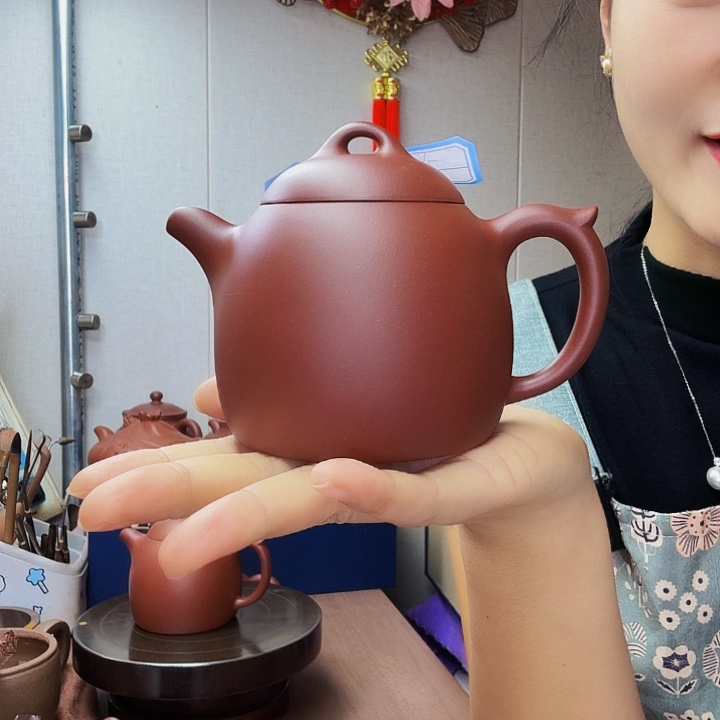 夏***阳紫砂茶壶秦权半手微瑕280毫升，底槽清