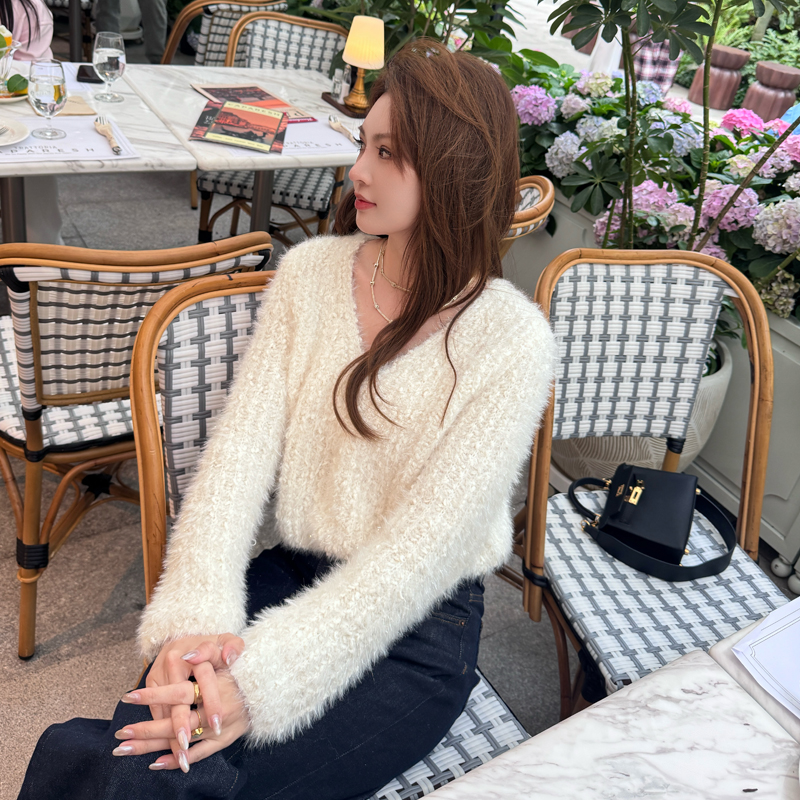 淇淇KK Studio【绒间星芒】秋冬短款V领拉毛针织宽松上衣9631