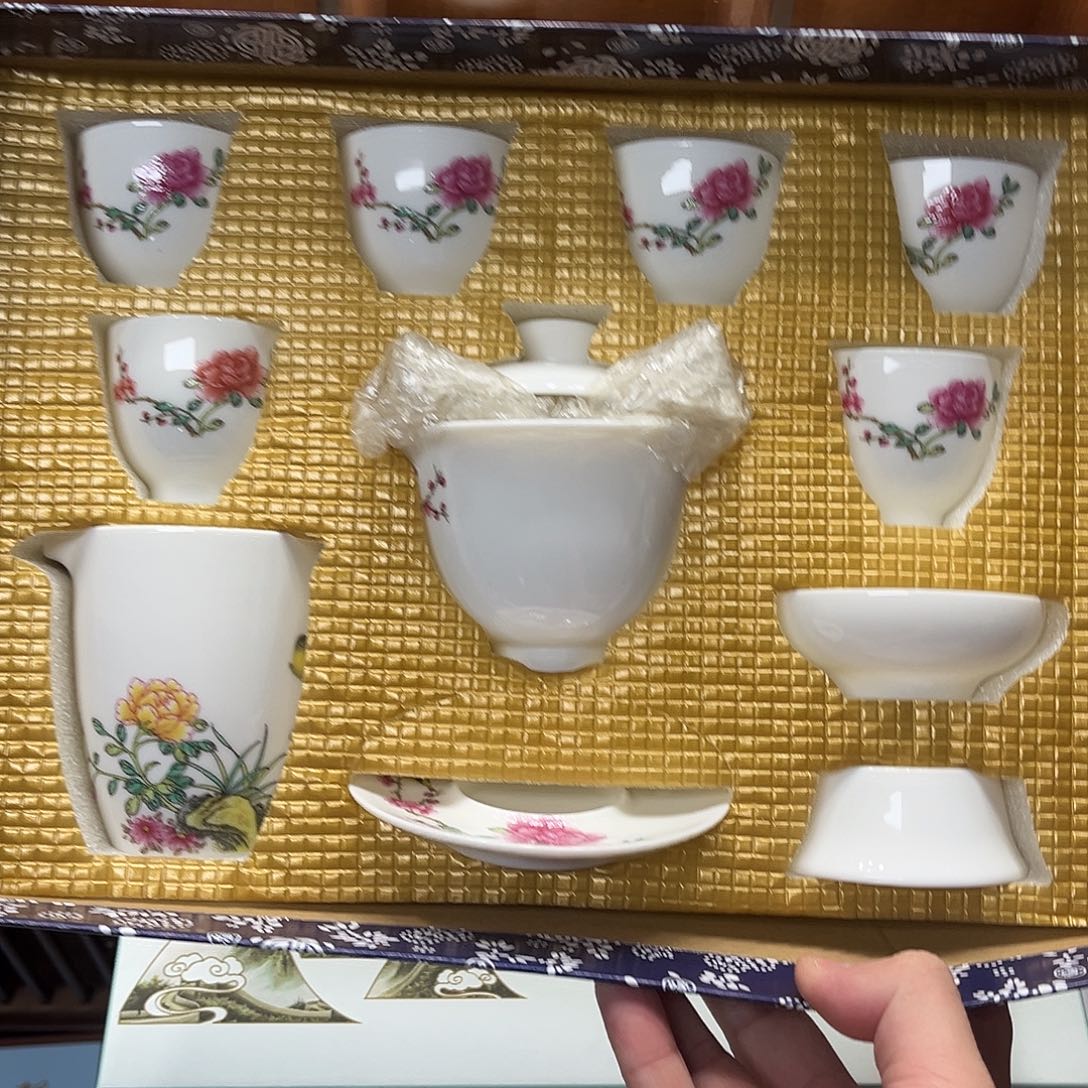 孤品茶具套装等。            