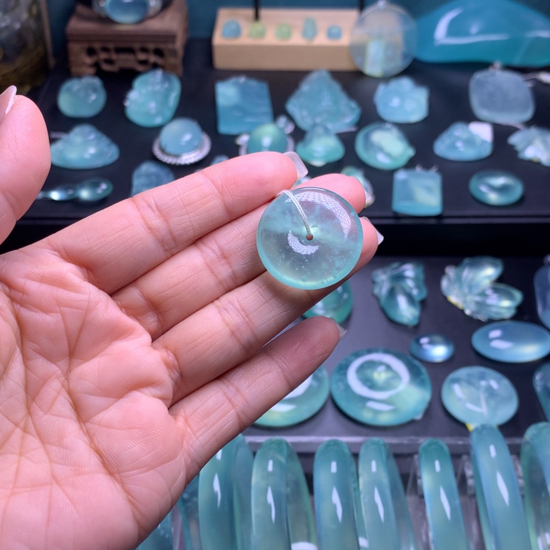 蛇纹石玉吊坠未镶嵌