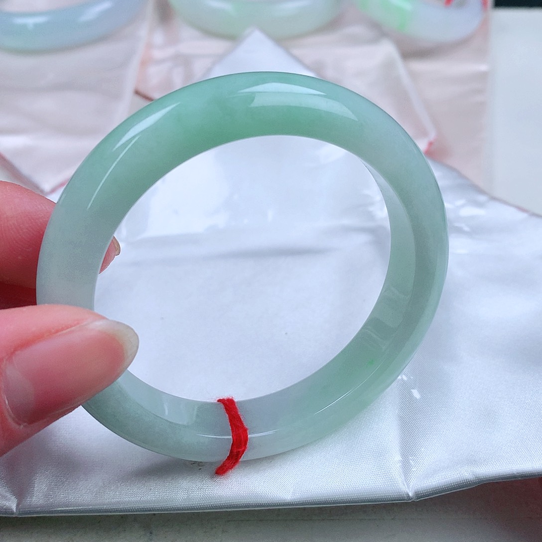 翡翠手镯未镶嵌。。