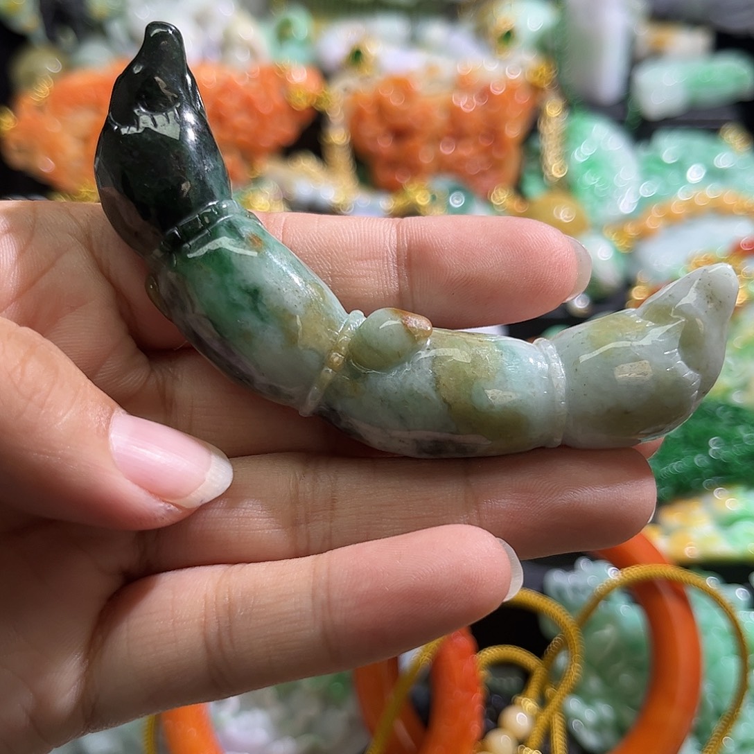 翡翠未镶嵌颈饰待编织