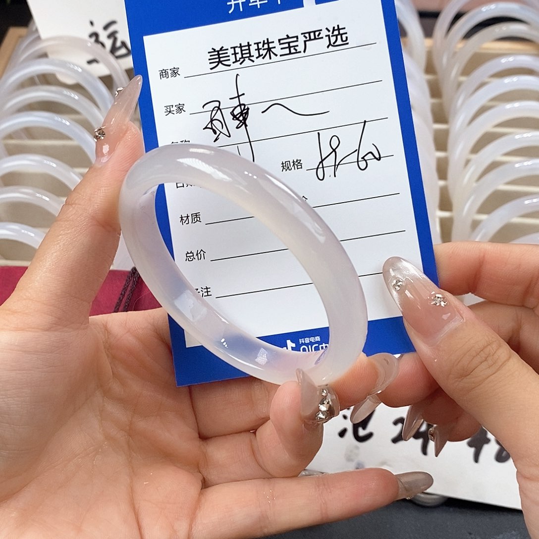 玛瑙/玉髓手镯未镶嵌百****?