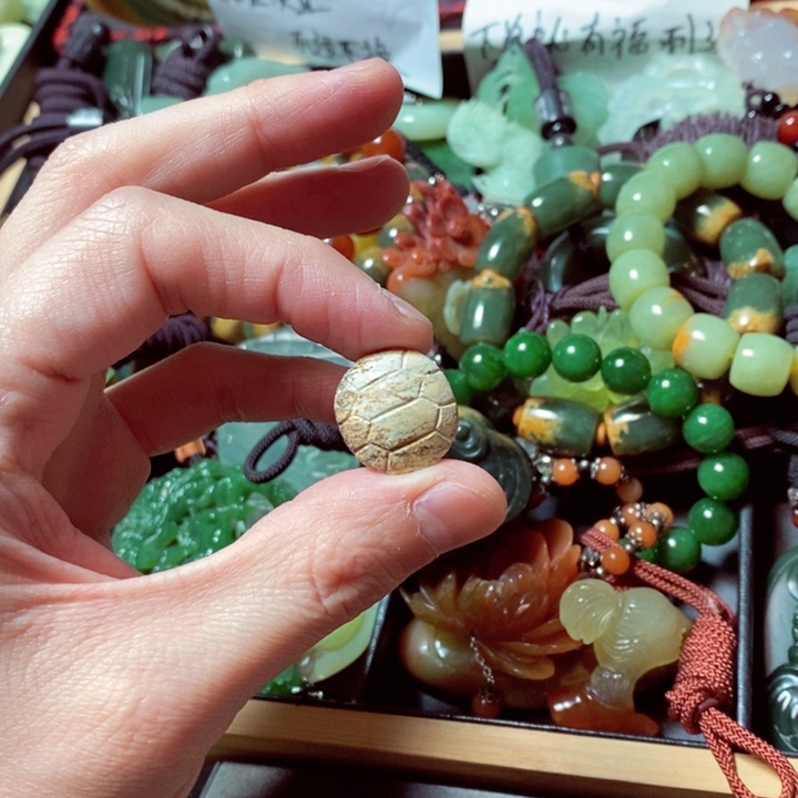 透闪石质玉颈饰未镶嵌
