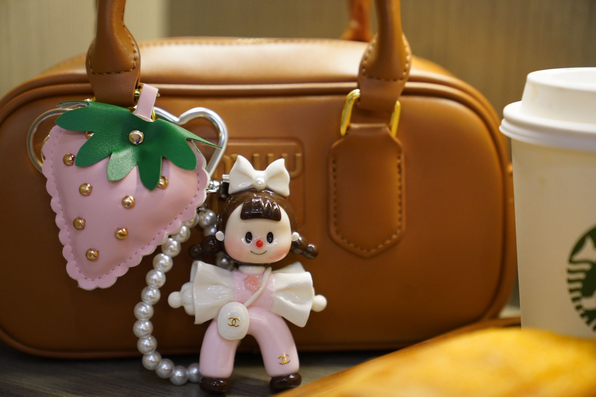 105粉色女孩斜跨手机挂件款