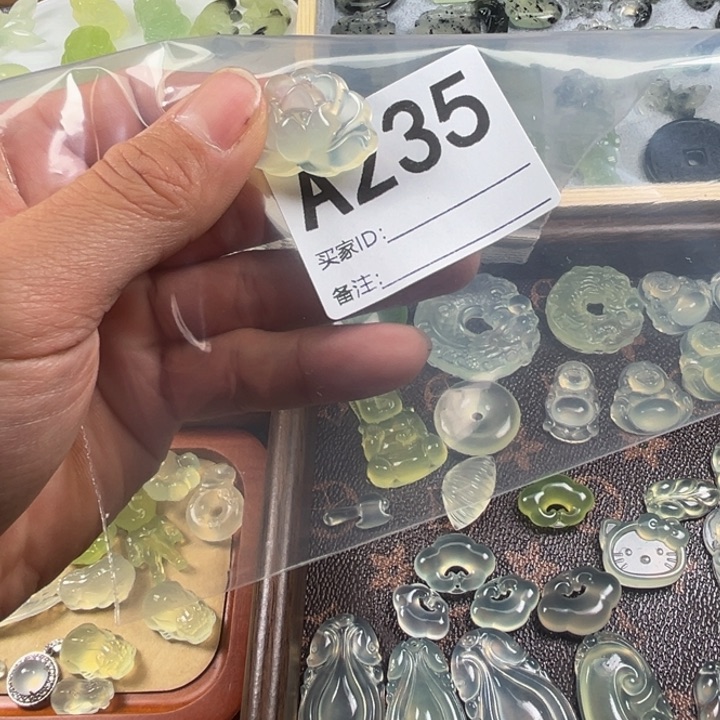 蛇纹石玉颈饰未镶嵌小****羊