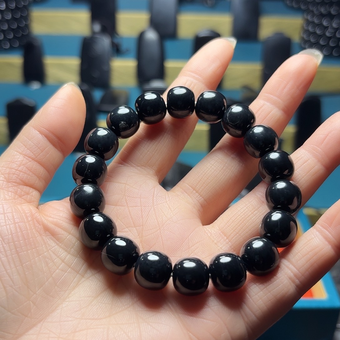 和田玉未镶嵌颈饰带裂