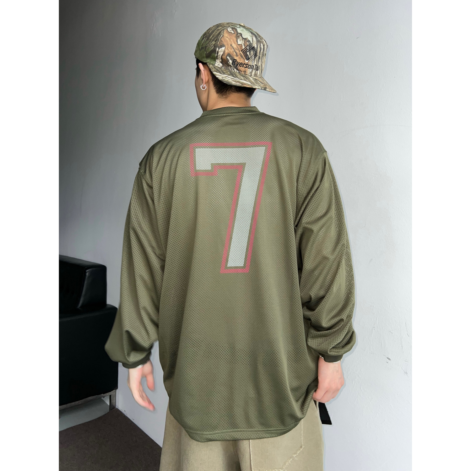 dannyandzee秋季复古球衣军绿网眼街头百搭数字印花V领长袖T恤772