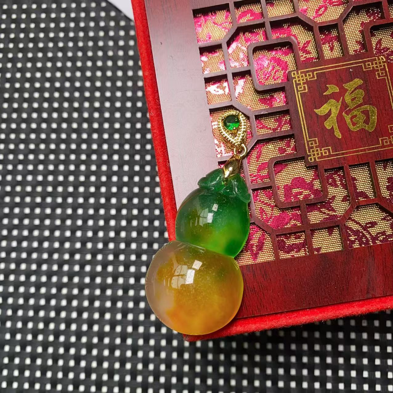 [石矿]A952透黄加绿色葫芦吊坠
