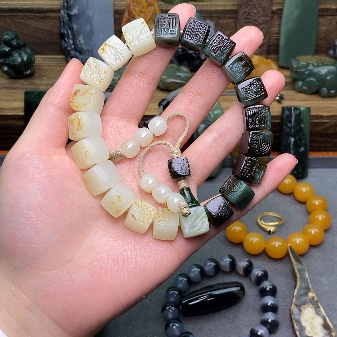 颈饰未镶嵌和田玉方*