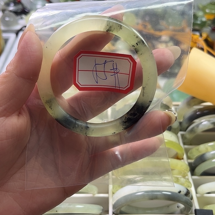 小***牛蛇纹石玉未镶嵌手镯
