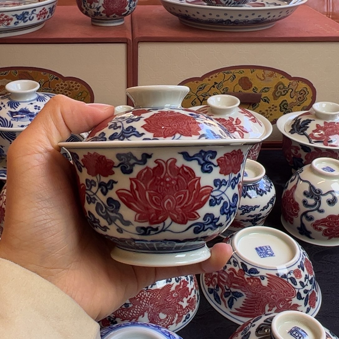 正绎堂釉里红并蒂莲壶承