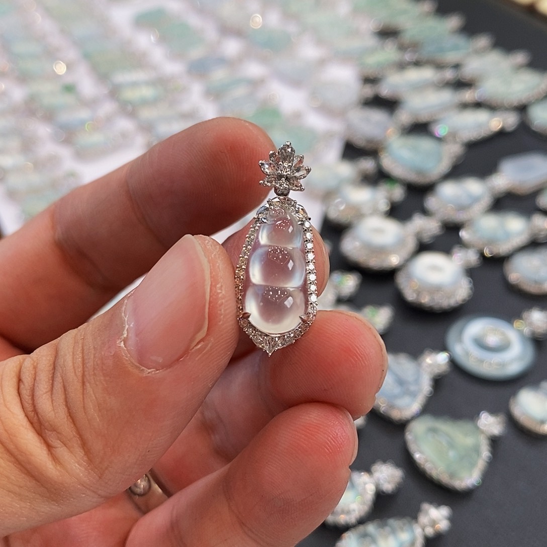 翡翠颈饰18K金镶嵌天然缅甸翡翠吊坠