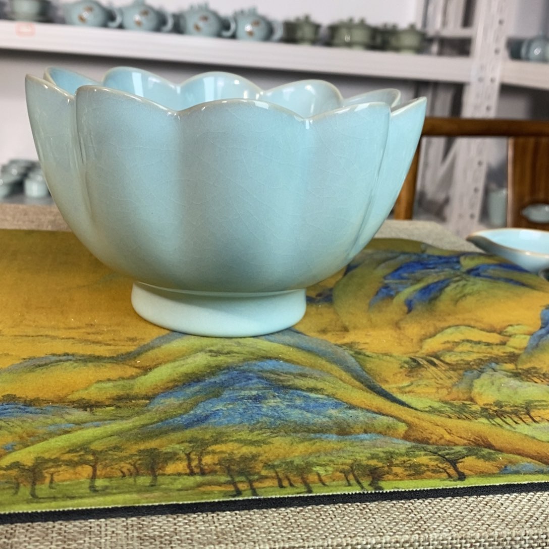 【闪购商品】天青莲花碗微微瑕。。。。。。